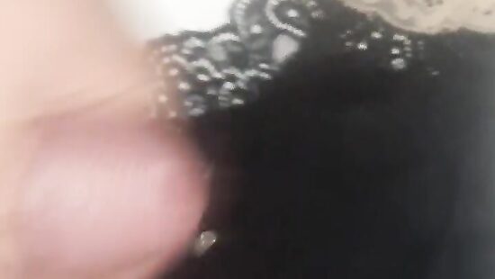 Нашел трусики мамы друга  и кончил на них