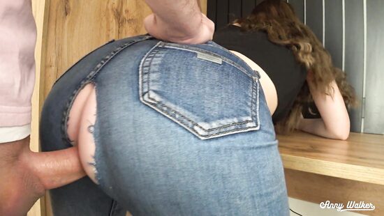 Даже джинсы лопнули от желания