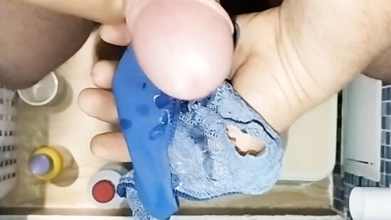 Кончает на трусики мамы