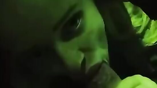 Подруга сочно отсосала в клубе.