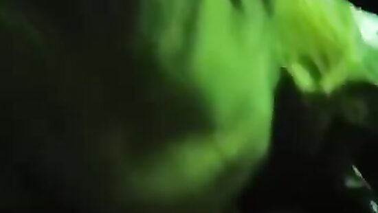 Подруга сочно отсосала в клубе.