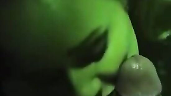 Подруга сочно отсосала в клубе.