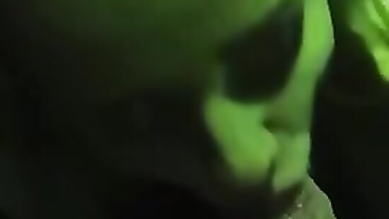 Подруга сочно отсосала в клубе.