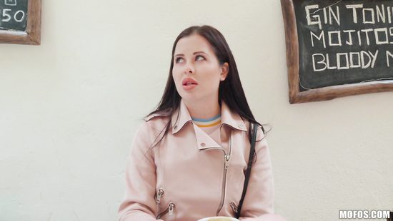 Наивная брюнетка за деньги дала пикаперу поиметь себя прямо в уличном кафе