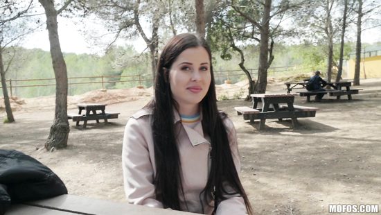 Наивная брюнетка за деньги дала пикаперу поиметь себя прямо в уличном кафе