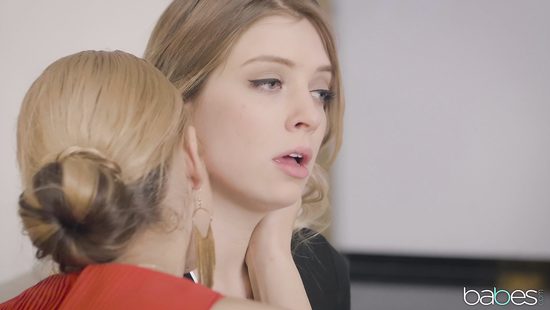 Семейная пара приняла на работу молодую девку специально для группового траха