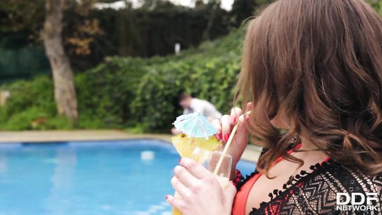 Молодая леди в бикини соблазнила простого чистильщика бассейнов