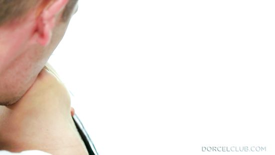 Оторвал красивую брюнетку от чтения и чпокнул ее прямо на ковре