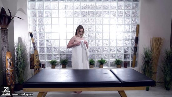 Массажист продолбил очко страпоном и трахнул клиентку в анальную щель