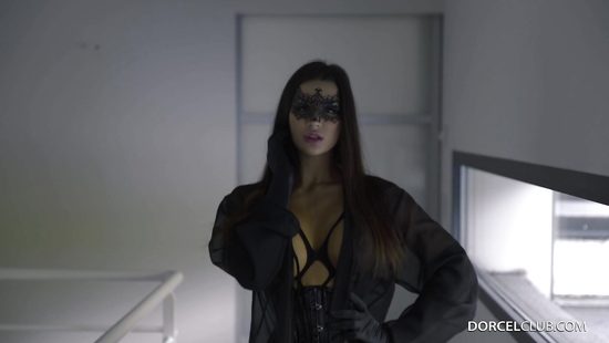 Роскошная шалава в маске удовлетворяет похоть богатого клиента