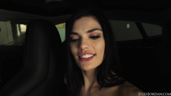 Молодуха клюнула на дорогую тачку мажора и позволила себя трахнуть дома