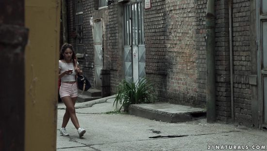 Тренер смазал слюнями очко спортсменки и отодрал её в сочную задницу