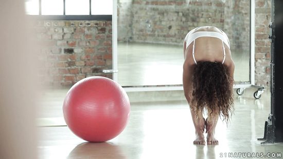 Тренер смазал слюнями очко спортсменки и отодрал её в сочную задницу