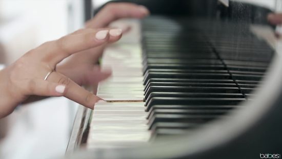 Застал мачеху за однополым сексом с певичкой и трахнул обеих красавиц