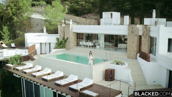 Подцепил на пляже обалденную брюнетку и трахнул её на вилле большим членом