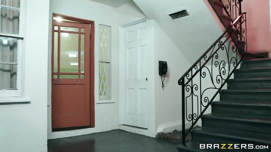 Мошенница за молчание дала усатому мужику и разрешила кончить в вагину