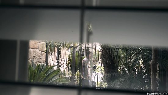 Кузен поддался на провокацию и отодрал грудастую блондинку в спальне