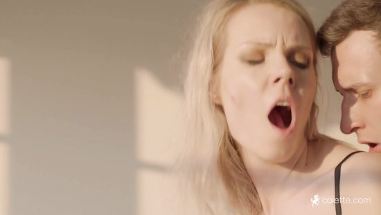 Длинноногая милашка согласилась попробовать анал в обмен на куни