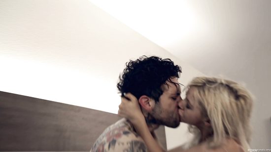 Татуированный красавчик жёстко отпорол в гостинице девушку своей мечты