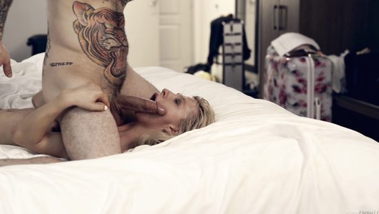 Татуированный красавчик жёстко отпорол в гостинице девушку своей мечты
