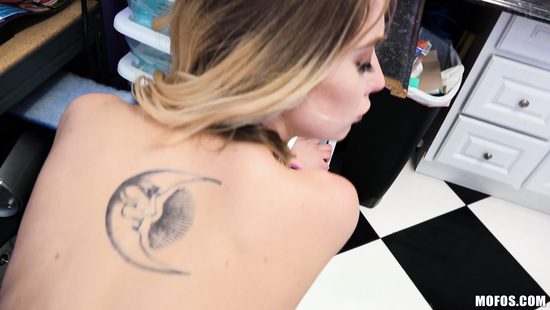 Попросила незнакомца спрятать её и отблагодарила спасителя сексом