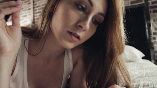 Училке надоело проверять тетради и она отправилась трахаться в бассейне