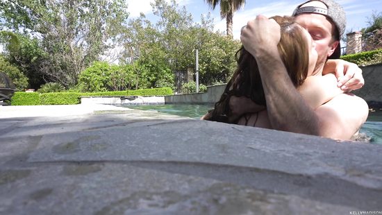 Училке надоело проверять тетради и она отправилась трахаться в бассейне