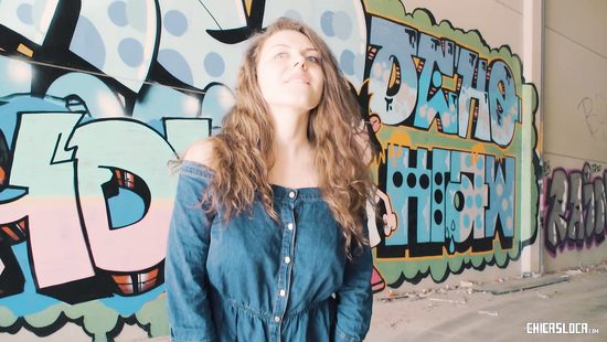 Шаловливая девушка в ангаре соблазнила взрослого мужика и дала ему раком