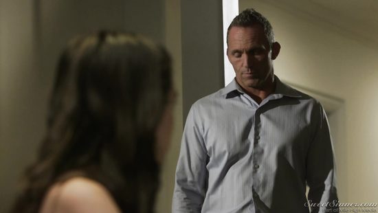 Отчим расстался со своей зрелой супругой, чтобы трахнуть падчерицу