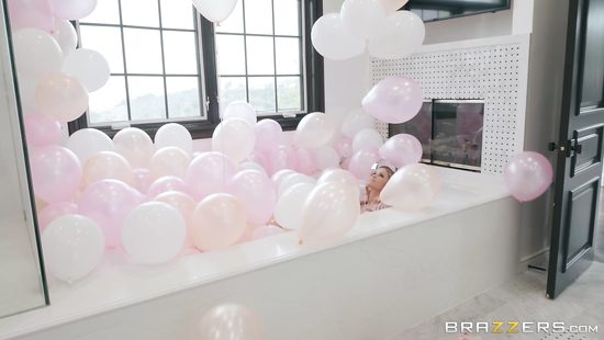 Любовник устроил блондинке праздник с шарами и под шумок трахнул в попку