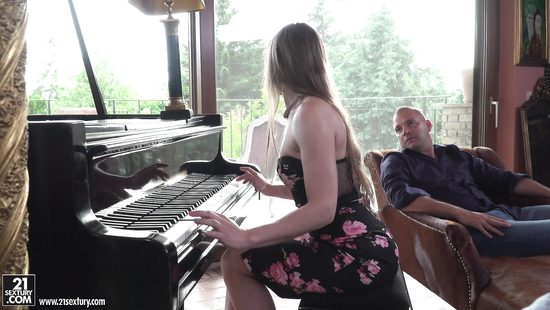 Благодарные слушатели в два ствола поимели очаровательную пианистку