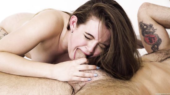 Усатый полицейский снял молодую проститутку и трахнул её на халяву