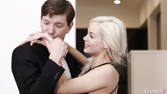 Русский бизнесмен пригласил на ужин и трахнул на столе блонду секретаршу