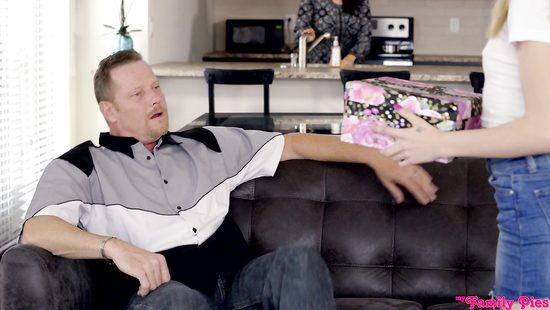 Пока мама готовит ужин в честь дня отца, падчерица соблазнила отчима