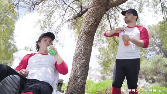 Бейсболистка соблазнила кудрявого спортсмена на зелёной лужайке