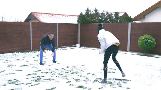 Поиграл с брюнеткой в снежки, а потом согрел тёлку на диване