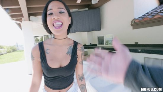 Воровка азиатка в ограбленном доме занялась сексом со своим напарником