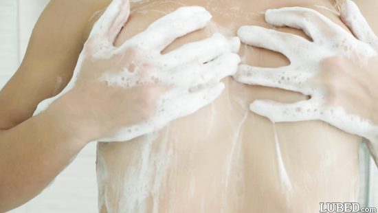 Совратила парня подруги в душевой и дала ему в ванной комнате