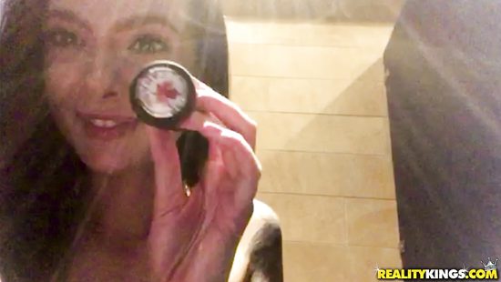 Вставила в попку анальную пробку и отправилась искать приключения на жопу