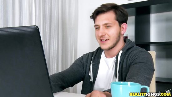 Распутная брюнетка показывает на вебку дрочку и секс со своим любовником