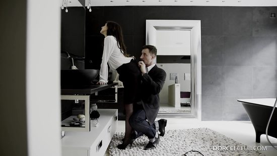 Осторожный мужик трахнул в попу с презервативом красивую давалку