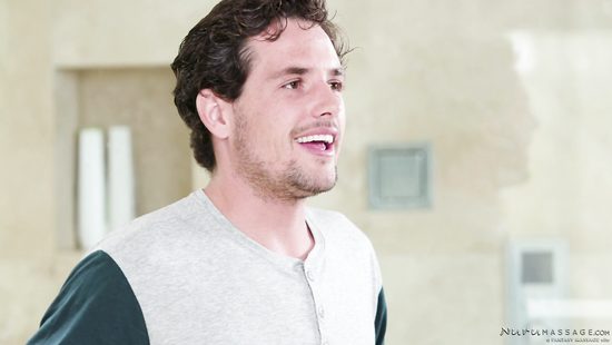 Похотливая массажистка ловко завела клиента и трахнула парня