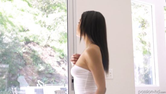 Черноволосая молодка подрочила во дворе манду и соблазнила зрелого соседа