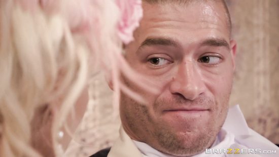 Анальный трах похотливых любовников в старинных костюмах