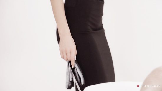 Украинская развратница завязала другу глаза и присела киской на лицо