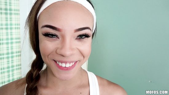 Теннисистка мулатка сделала тренеру минет и позволила трахнуть в попку