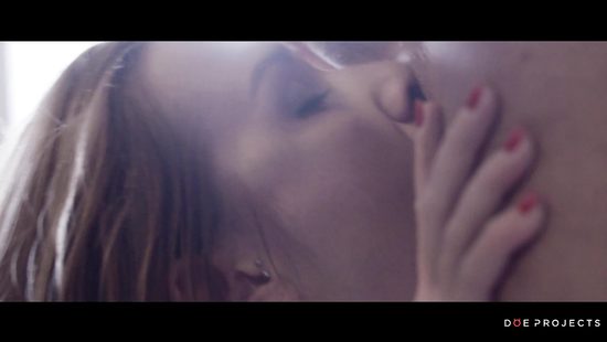 Встретила любимого с командировки и отдалась ему прямо на кухне