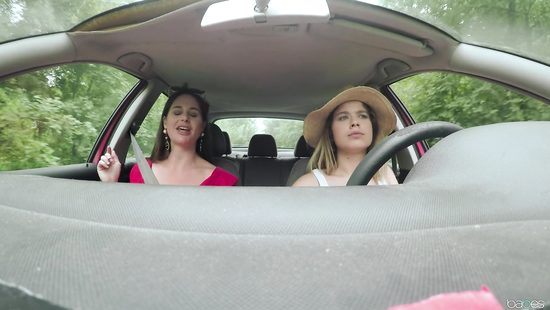 Автолюбительницы лесбиянки соблазнили на групповуху случайного мужика