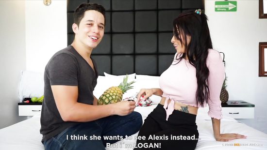 Продавщица фруктов с большими дойками согласилась сняться в порно