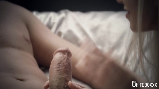 Супруга нарядилась в роскошное бельё и устроила мужу секс сюрприз